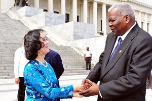 古巴國會主席埃斯特萬‧拉索‧ 埃爾南德斯（右）會見越南共產黨代表團 團長張氏梅。（圖源：黎霞）