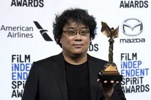 手捧獎杯的奉俊昊。（圖源：韓聯社）