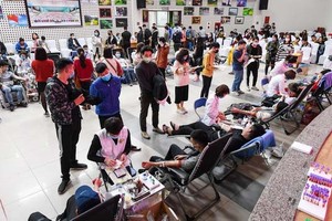 眾多熱心青年踴躍前至中央血液學與輸血院登記捐血救人奉獻愛心。（圖源：Zing）