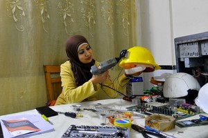 多阿‧扎妮卡發明的“空調頭盔”。（圖源：Free Press Journal）