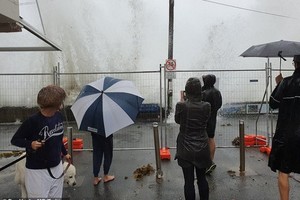 民眾在悉尼Manly附近觀看巨浪拍打海岸。（圖源：《每日郵報》）