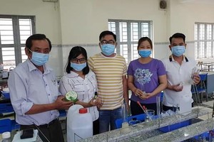 李峰中學校委及老師製作抗菌洗手液。