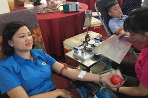 工會會員與勞動者響應捐血救人活動。（圖源：越南勞動總聯團）