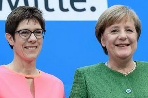 德國總理默克爾（右）與克蘭普-卡倫鮑爾（左）。（圖源：互聯網）