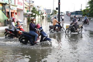芽皮縣與第七郡交界處的富春橋下因潮汛高漲，局部路段的交通受影響。（圖源：越通社）