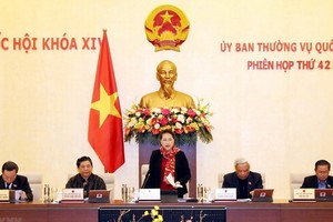 國會主席阮氏金銀（中）主持會議。