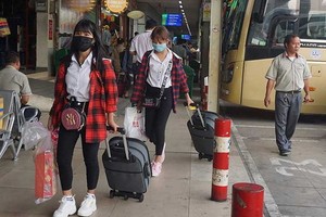 許多乘客到車站時自備戴口罩。