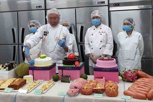 國際烘焙師高肇力(前排左一)介紹使用 天然水果製成的麵包及糕餅。