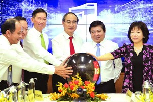 市委書記阮善仁（右三）與各代表按鈕啟動調度中心。（圖源：越勇）