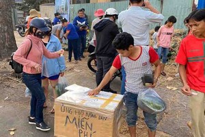 民眾紛紛捐款輔助農民。（圖源：陲楊）