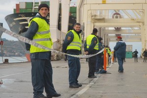 在斯洛文尼亞的科佩爾（Koper），國際原子能機構工作人員在協調確保從塞爾維亞運來的核燃料的安全。（圖源：IAEA）