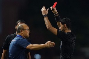之前越南與印尼之間在第三十屆東運會足球決賽一仗中，朴恒緒主教練在第七十七分鐘與裁判發生爭論，其後他被裁判出示紅牌要求上觀眾席。（圖源：互聯網）