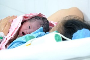 為確保母嬰的安全與健康，產婦分娩期應到醫院待產為佳。（示意圖源：維姓）