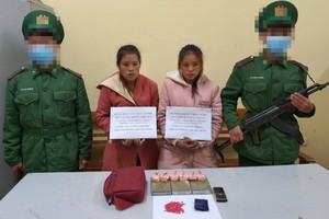 運毒入境被捕的2名老撾籍女子（中）及毒品物證。（圖源：微顯）