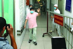 李鼎大叔(音)昨天12日康復出院。（圖源：互聯網）