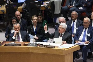 巴勒斯坦總統阿巴斯（前排右）在會上發言。（圖源：互聯網）