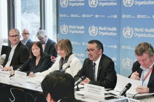 2月11日，在瑞士日內瓦，世界衛生組織總幹事譚德塞（右二）在新聞發佈會上發言。（圖源：新華社）