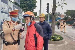 交警在給一名機車騎士進行酒精測試。