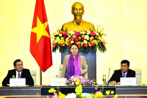 國會主席阮氏金銀（中）在會上發言。（圖源：互聯網）