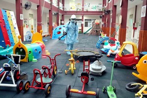 防疫人員在西貢學院幼兒園內進行噴霧消毒。（圖源：玉鳳）