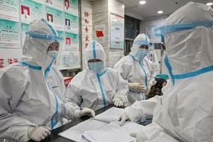 越南婦聯會向中華全國婦聯會致函慰問。圖為中國武漢市紅十字會醫院醫務人員。（圖源：AFP）