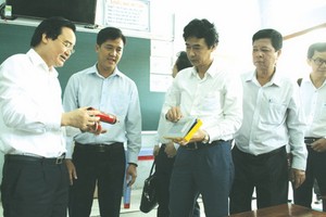 教育與培訓部長馮春迓檢查同塔省沙瀝市 富美小學防疫工作。（圖源：互聯網）