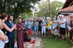 西方遊客體驗越南春節習俗。（圖源：Fiditour）