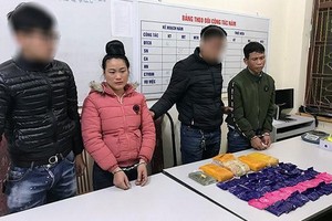 被抓獲的 2名運販毒及毒品物證。（圖源：警方提供）