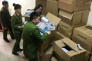 河內市棟多郡職能力量查獲囤積大量醫用口罩。（圖源：山海）