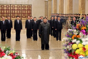 2月16日，金正恩（前排）參謁錦繡山太陽宮。（圖源：朝中社）