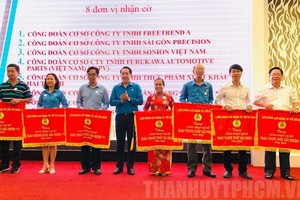 市勞動聯團副主席喬玉宇（左四）向取得出色成績的集體頒發競賽錦旗。（圖源：市黨部新聞網）