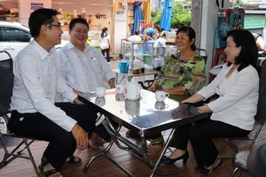 富潤郡第十坊黨委書記武氏芳蓉（右）、人委會主席 吳江黃欣（左）經常與地方民眾交流。