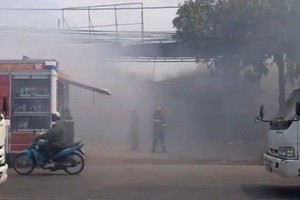 順發機械廠突然起火燃燒，現場冒出大片濃煙。（圖源：清嬌）