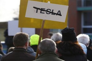 民眾曾抗議特斯拉的工廠選址位置。（圖源：Getty Images）