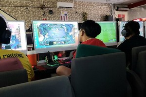 許多少年流連於電子遊戲。