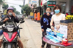 阮氏映玉在廣義省免費派發口罩。