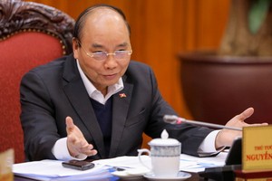 政府總理阮春福主持會議並發表講話。（圖源：越勇）