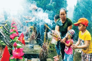 人民在渭川國家陵園上香，銘記烈士英雄。