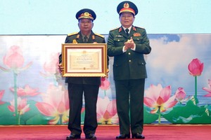 越南國防部長吳春歷大將（右）向老撾國防部長占沙蒙‧占雅拉大將頒授一等獨立勳章。