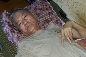 林成心癱瘓在床，已不能說話。