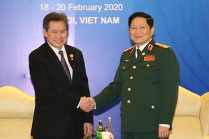 越南團長吳春歷大將（右）與東盟秘書長林玉輝在河內舉行會談時握手。（圖源：越通社）