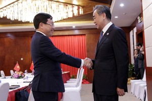 政府副總理、外交部長范平明（左）在老撾萬象會見中國國務委員、外交部長王毅。