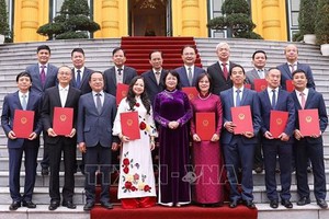 國家副主席鄧氏玉盛（中）與獲晉升大使在主席府前合影留念。（圖源：越通社）