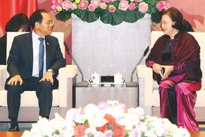 國會主席阮氏金銀（右）接見韓國駐越南大使朴能運。（圖源：越通社）