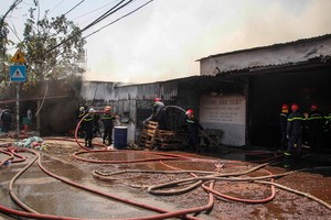 消防隊經半個多小時奮勇滅火後大火終於被撲滅。（圖源：互聯網）