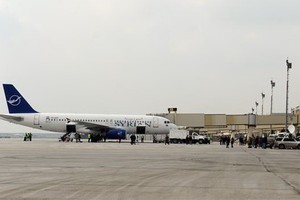 2月19日，從敘利亞大馬士革飛抵阿勒頗的首架航班降落在阿勒頗國際機場。（圖源：新華社）