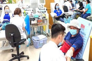 民眾在市輸血與血液學醫院捐血。