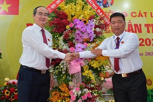 市委書記阮善仁（左）祝賀桔萊坊黨部大會。（圖源：越勇）