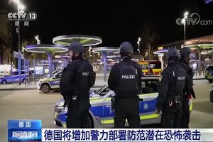 德國警察在發生槍擊案的一處現場附近警戒。（圖源：CCTV視頻截圖）