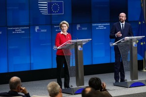 歐盟委員會主席（左）和歐洲理事會主席出席記者會。（圖源：新華社）